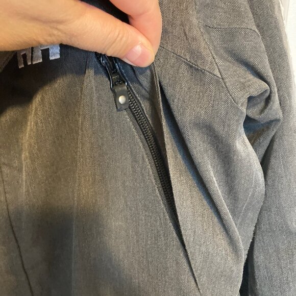 #133 Women's Helly Hansen Grey Winter Coat, Size Medium - Picture 10 of 13